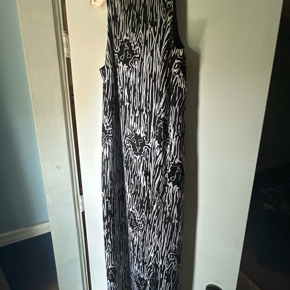 Elegant Black and White Patterned Dress